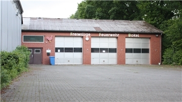 Das Feuerwehrgerätehaus soll um einen Anbau erweitert werden, um künftig den Anforderungen gerecht zu werden.