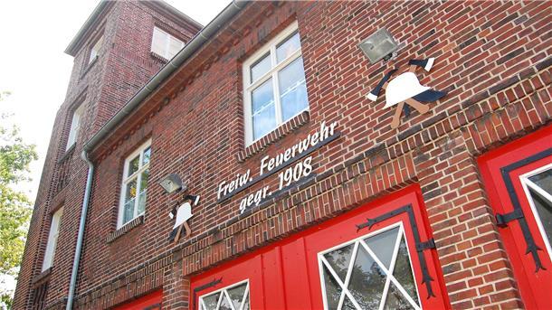 Das Feuerwehrhaus in Einswarden genügt nicht mehr heutigen Anforderungen. Auch die Truppe ist zu klein. Eine Zusammenlegung mit Blexen könnte viele Probleme lösen, sagt ein Gutachten. 