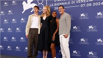 Das Filmteam von „Babygirl“ vor der Premiere in Venedig (Archivbild).