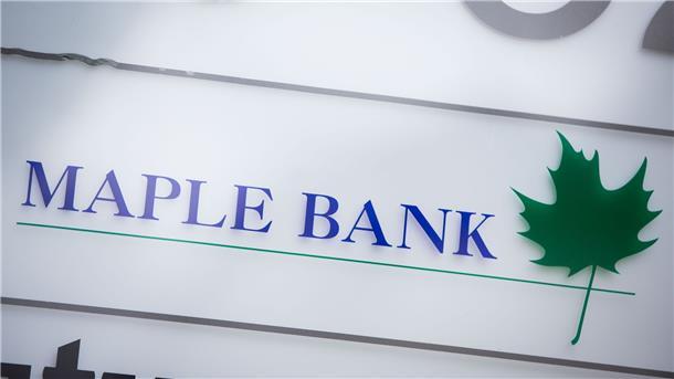 Cum-Ex: Revision gegen hohe Strafen für frühere Maple-Banker Das Firmenlogo der Maple Bank in Frankfurt am Main am Eingang zu den Büros des Geldhauses im Westend.