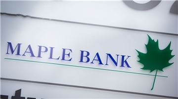 Das Firmenlogo der Maple Bank in Frankfurt am Main am Eingang zu den Büros des Geldhauses im Westend.