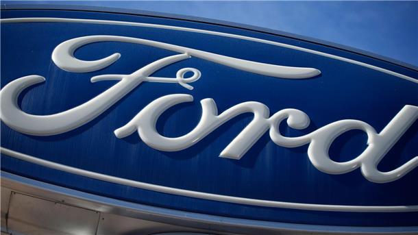 Das Ford-Firmenlogo auf einem Schild.