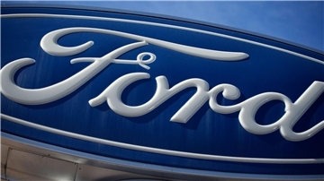 Das Ford-Firmenlogo auf einem Schild.