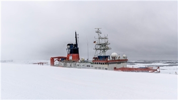 Forschungsschiff Polarstern an der Eiskante Antarktis