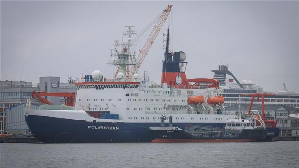 Konferenz zu Forschungsschiffen in Bremen Das Forschungsschiff Polarstern des Alfred-Wegener-Instituts für Polar- und Meeresforschung liegt am Gelände der Lloyd Werft hinter dem Bunkerschiff Ebba 2 im Kaiserhafen Drei in Bremerhaven.