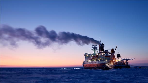 Das Forschungsschiff "Polarstern" in der Arktis treibt mit dem Eis zügig durchs Nordpolarmeer.