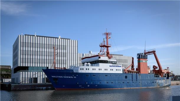 Das Forschungsschiff „Walther Herwig III“ hat am Freitag vor dem Thünen-Institut im Fischereihafen festgemacht.