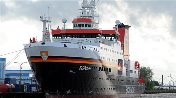Forschungsschiff „Sonne“ auf Expeditionsfahrt im Pazifik Das Forschungsschiffes FS „Sonne“ im Hafen von Emden.