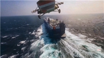 Hubschrauber steuert Decke eines Schiffs an