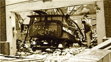 Das Foto vom Tag nach der Explosion zeigt den ausgebrannten Müllabfuhrwagen in der ebenfalls zerstörten Garage.