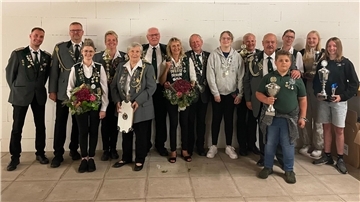 Das Foto zeigt alle neuen Majestäten des Bördeschießens. Links der Vorsitzende des Schützenvereins Meckelstedt, Daniel Stemmermann, Fünfter von rechts ist Bördepräsident Hans Nachtigall.