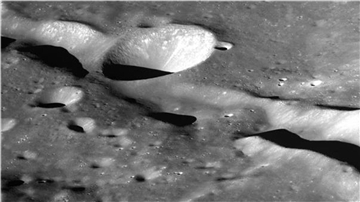 Das Foto zeigt den Krater Vallis Schrödinger,  das Südkoreas erster Mondsonde Danuri mit seiner hochauflösenden Kamera aufgenommen hat.