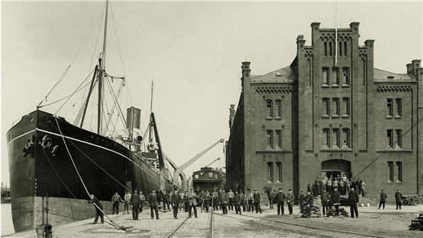Das Foto zeigt den Speicher A mit seinem unmittelbaren Eisenbahnanschluss und Kränen im Sommer 1914. Heute forschen dort AWI-Wissenschaftler.