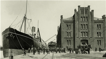 Das Foto zeigt den Speicher A mit seinem unmittelbaren Eisenbahnanschluss und Kränen im Sommer 1914. Heute forschen dort AWI-Wissenschaftler.