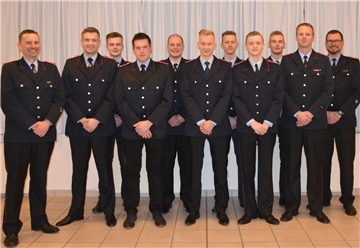 Das Foto zeigt die Beförderten der Wehr zusammen mit ihren Führungskräften. 