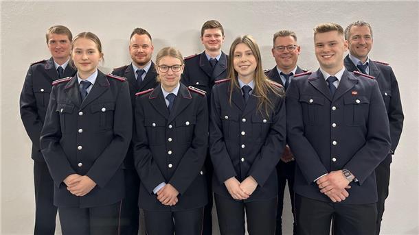 Das Foto zeigt die beförderten Mitglieder der Feuerwehr Freetz. 