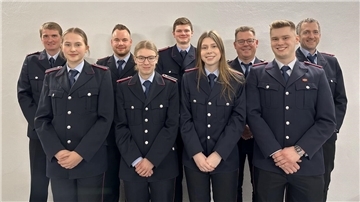 Das Foto zeigt die beförderten Mitglieder der Feuerwehr Freetz. 
