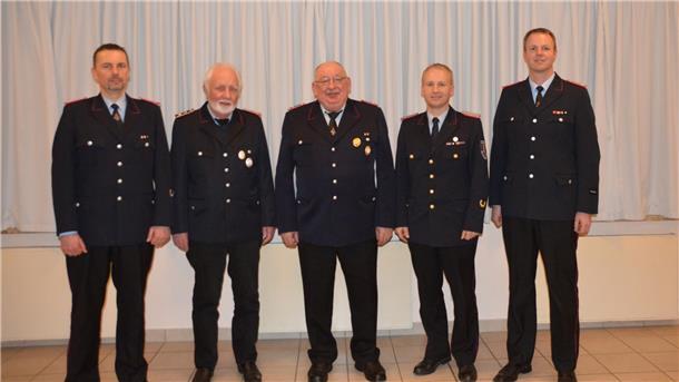 Feuerwehr Wohnste: Gerhard Wichern für 50 Jahre aktiven Dienst geehrt Das Foto zeigt die geehrten Brandbekämpfer der Wohnster Wehr, eingerahmt von ihren Führungskräften.