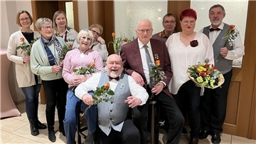 Das Foto zeigt die Geehrten mit den Vorstandsmitgliedern: Claudia Burfeind (von links), Ingrid Hastedt, Birthe Blanken, Annelore Greiffenhagen, Silke Pegel, Ortwin Hennig, Werner Wintjen, Jürgen Wellbrock, Birgit Hennig und Wolfgang Meyer.