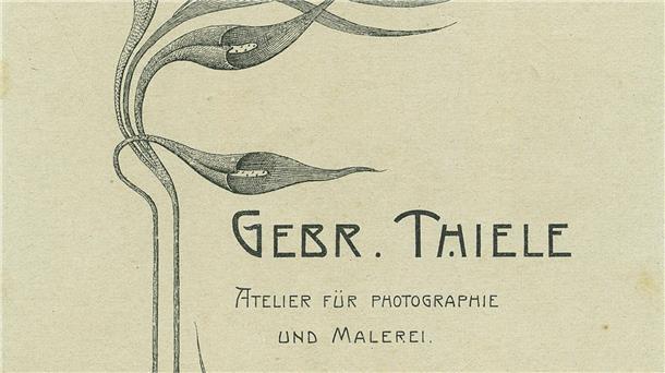  Rückseite einer Fotografie aus dem Fotoatelier der Gebrüder Thiele 