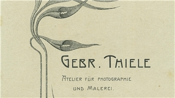  Rückseite einer Fotografie aus dem Fotoatelier der Gebrüder Thiele 