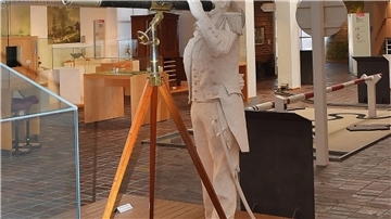 Das Foto zeigt eine Figur von Admiral Brommy in der Dauerausstellung des Historischen Museums Bremerhaven.