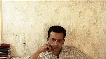 Das Foto zeigt einen türkischen Arbeitsmigranten in seiner ersten Wohnung 1963.
