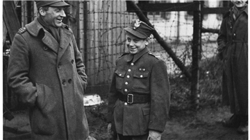 Ein Foto zeigt den damals 15-jährigen Janusz Pilchowski bei der Befreiung des Lagers Sandbostel am 29. April 1945