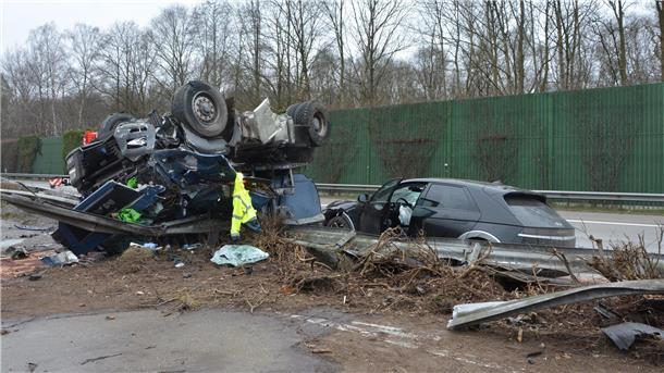 Lkw überschlägt sich und durchbricht Leitplanke - A27 bis in den Abend gesperrt Unfall Autos Polizei