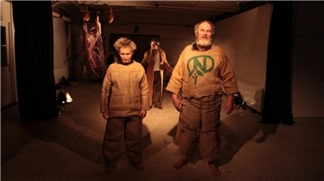 Das Foto zeigt Ralf Somann als Hexe Macbeth von William Shakespeare. 