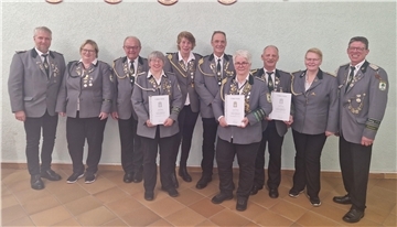 Das Foto zeigt (von links) den stellvertretenden Präsident Torben Butt, Nicole Wintjen,Christoph Stelling, Claudia Bilkau, Janny van der Plaats, Wilco van der Plaats, Susanne Wintjen, Holger Schulz, Ilona Mangels und Barchels Schützenpräsident Volker Blank.