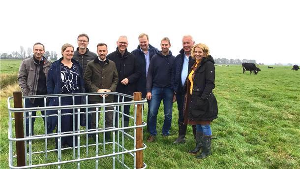 Gruppenfoto an der frischen Luft auf einer Wiese