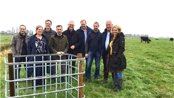 Gruppenfoto an der frischen Luft auf einer Wiese