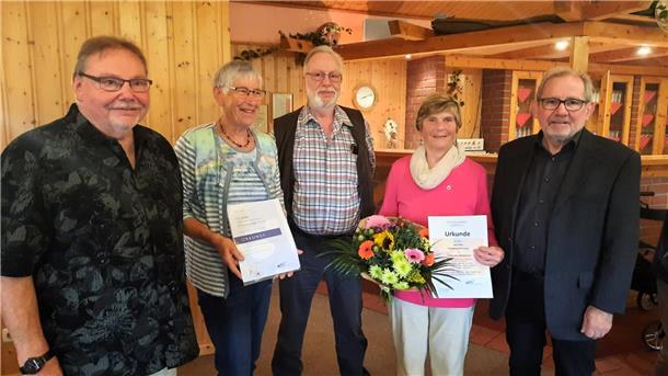 Das Foto zeigt von links nach rechts: Jürgen Jäger, Uta Mix, Jörg Pulvermacher, Sigrid Köthe und den Vereinsvorsitzenden Detlef Neumann.