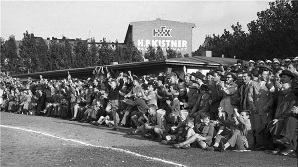 Das Foto zeigt Zuschauer im Zollinlandplatz, dem „Zolli“, um 1955 herum.