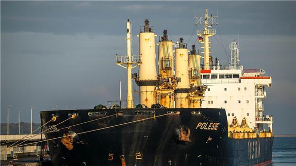 Keine Hoffnung für vermisste Seeleute Das Frachtschiff „Polesie“ in Cuxhaven.
