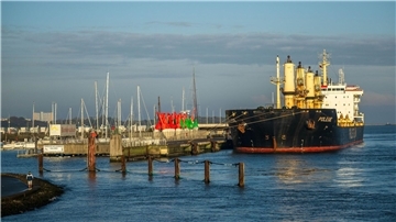 Das Frachtschiff „Polesie“ liegt im Hafen.