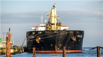 Das Frachtschiff „Polesie“ liegt im Hafen.