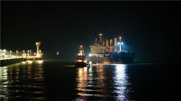 Keine Hoffnung für vermisste Seeleute Das Frachtschiff „Polesie“ wird von zwei Schleppern an den Kai der Seebäderbrücke in Cuxhaven gezogen.