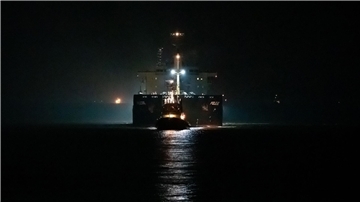 Das Frachtschiff „Polesie“ wird von zwei Schleppern nach Cuxhaven geleitet.