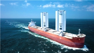 Das Frachtschiff „Pyxis Ocean“ wurde mit  zwei Segeln nachgerüstet.