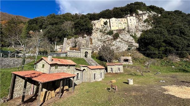 Jesuskind, Ochs und Esel - 800 Jahre Weihnachtskrippe Das Franziskanerkloster der mittelitalienischen Gemeinde Greccio.