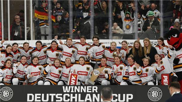 Das Frauen-Nationalteam feiert erneut den Sieg beim Deutschland Cup