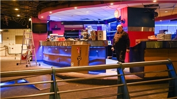 Das frühere „Fun Bowling“ wird derzeit saniert. Mittlerweile sind die Bauarbeiten auch von außen sichtbar. Das Herzstück vom neuen „Beyond Bowling“ kommt an Heiligabend.