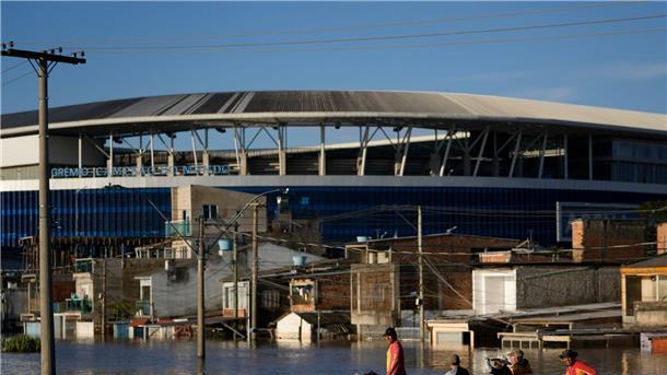 Zahl der Hochwasseropfer in Brasilien steigt auf über 100 Das Fußballstadion in Porto Alegre ist durch die schweren Regenfälle überflutet worden.