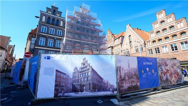 Das historische Lüneburger Rathaus bröckelt Das Gebäude der Industrie- und Handelskammer Lüneburg ist mit einem Baugerüst eingerüstet.