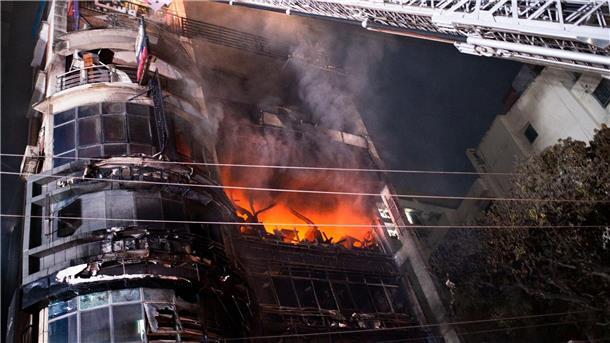 Bangladesch: Mindestens 44 Tote bei Brand in Einkaufszentrum Das Gebäude in Dhaka wurde durch das sich schnell ausbreitende Feuer für viele Einkäufer und Restaurantgäste zur Todesfalle.
