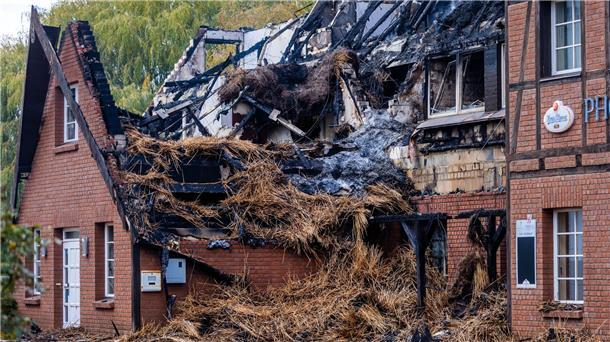 Das Gebäude in Groß Strömkendorf, in dem Flüchtlinge aus der Ukraine untergebracht waren, ist in der Nacht vom 19. zum 20.10.2022 komplett abgebrannt.
