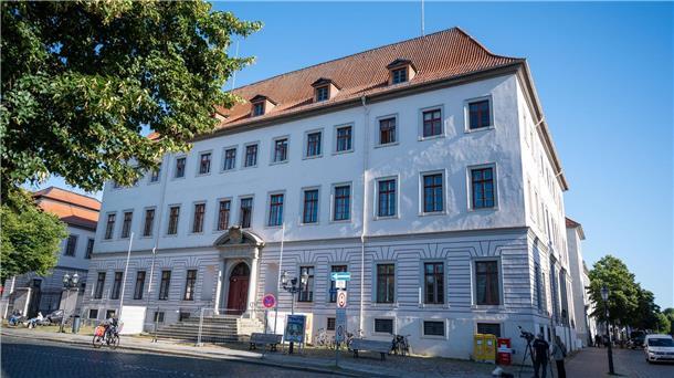 Hohe Haftstrafen für lukrativen Handel mit Einbürgerungen Das Gebäude mit den Verhandlungssälen des Landgerichts Lüneburg. (Archivbild)