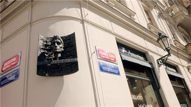 Sotheby’s versteigert Kafka-Brief über Schreibblockade Das Geburtshaus des Schriftstellers Franz Kafkas (1883-1924) am Altstädter Ring in Prag.